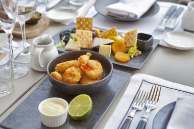 Doğum günü için servis masada meyilli-Kızarmış karides