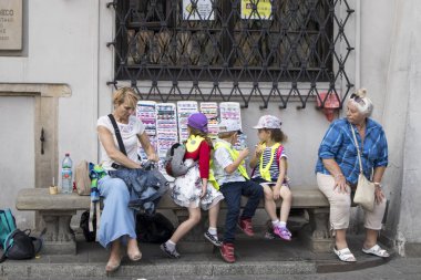 Çocuk mağazada oturup, dondurma yemek