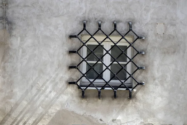 La Muralla con la ventana con la rejilla en la casa Varsovia —  Fotos de Stock