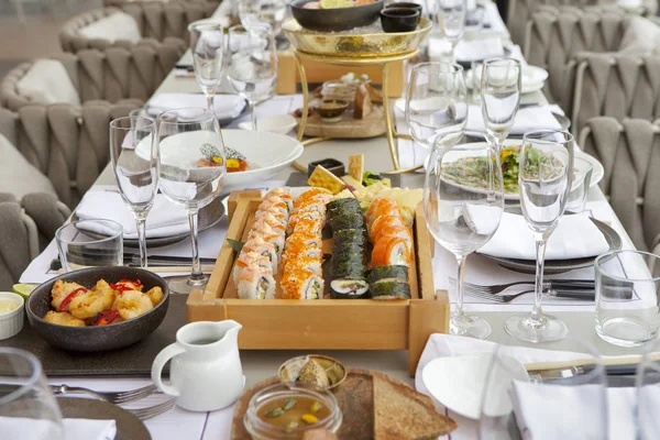 Balık bir ahşap tahta üzerinde altı çeşit Muhtelif sashimi