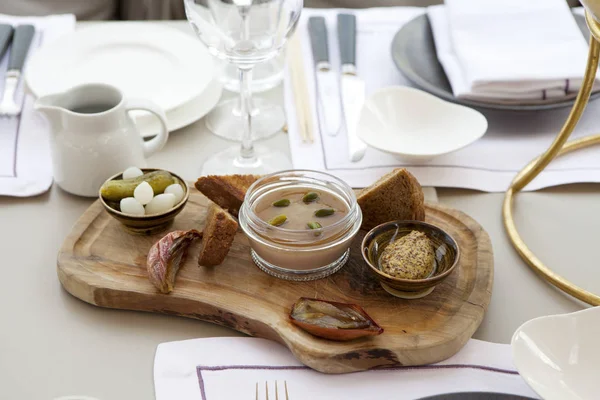 pişmiş Bektaşi üzümü ve zeytin bir restoranda ahşap bir gemide ile kaz ciğeri Pate