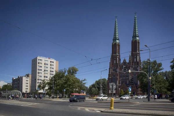 Alan Prag Varşova. Yeni evler ve bir kilise — Stok fotoğraf