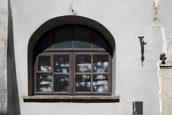 Parede com uma janela com uma estrutura na casa de Varsóvia — Fotografia de Stock