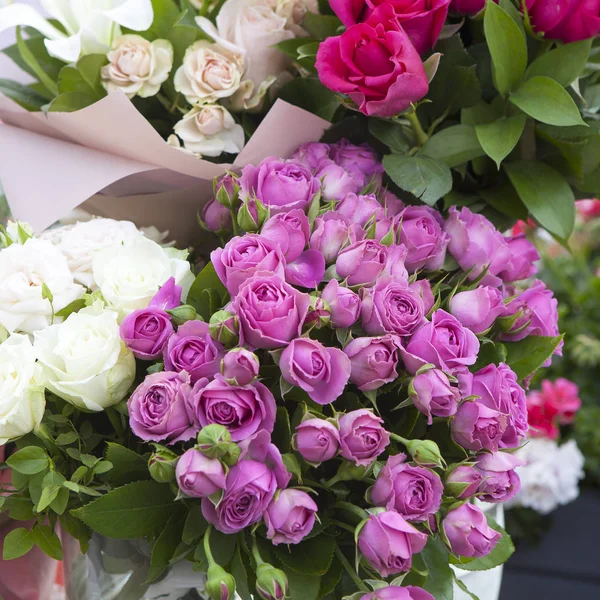 Bouquet of pink roses in a vase given for a birthday — Stock Photo, Image