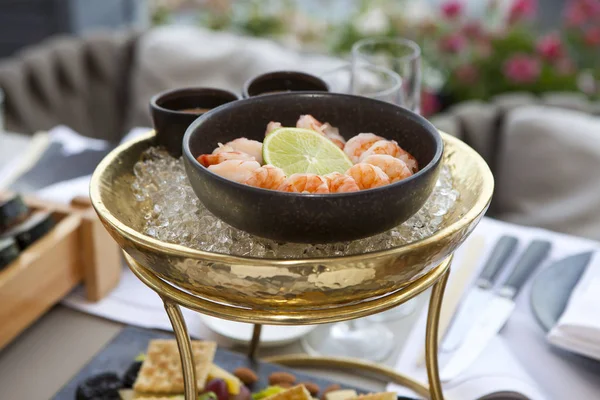 bir tablo lokantada buza dökme demir bir kase limonlu karides