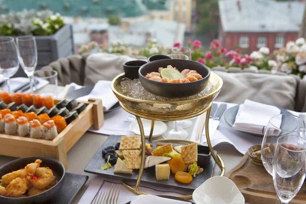 Balık bir ahşap tahta üzerinde altı çeşit Muhtelif sashimi