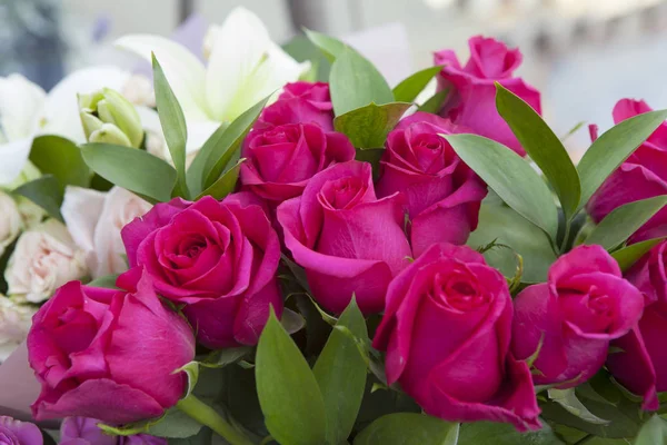 Bukett med rosa rosor i en vas för en födelsedag — Stockfoto