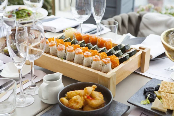 Balık bir ahşap tahta üzerinde altı çeşit Muhtelif sashimi