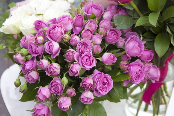 Bouquet of pink roses in a vase given for a birthday — Stock Photo, Image