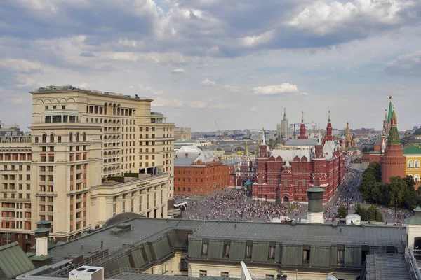 Vista aérea del techo en el centro histórico de Moscú desde el mirador . — Foto de Stock