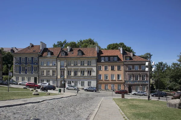 Domy se nachází ve starém městě Varšava polské město s divadlem Stara Prochownia. — Stock fotografie