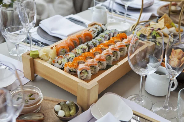 The sashimi assorted of six kinds of fish on a wooden board — Stock Photo, Image