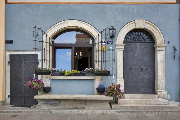 Ventanas antiguas con letreros en las entradas de los restaurantes — Foto de Stock