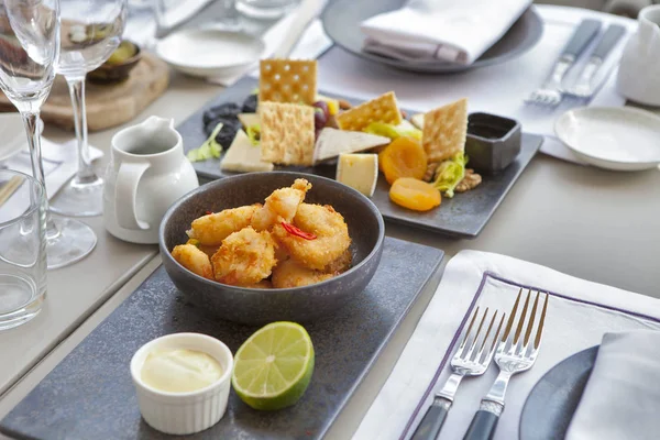 Doğum günü için servis masada meyilli-Kızarmış karides