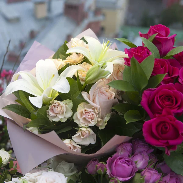 Beyaz lilyum ve kraft kağıt bir Doğum günü hediyesi olarak renkli gül