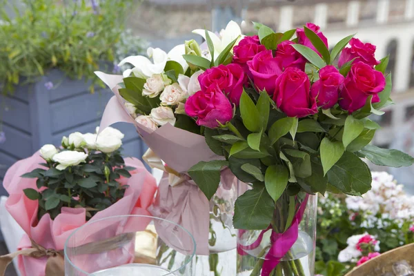 誕生日の花瓶のピンクのバラの花束 — ストック写真