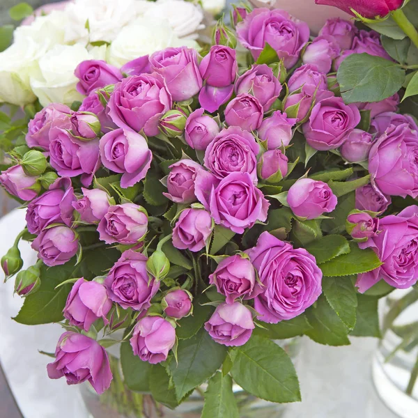 생일에 대 한 주어진 꽃병에 핑크 장미 꽃다발 — 스톡 사진