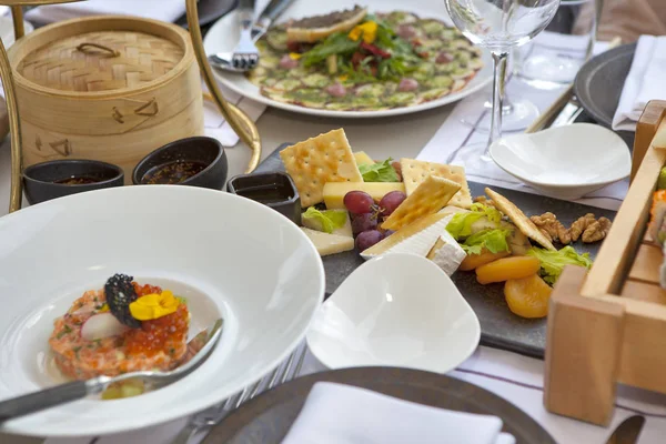 Tartar somon kırmızı havyar ile gelen Mor çiçeklerle dekore edilmiş ve dekorasyon karamelize