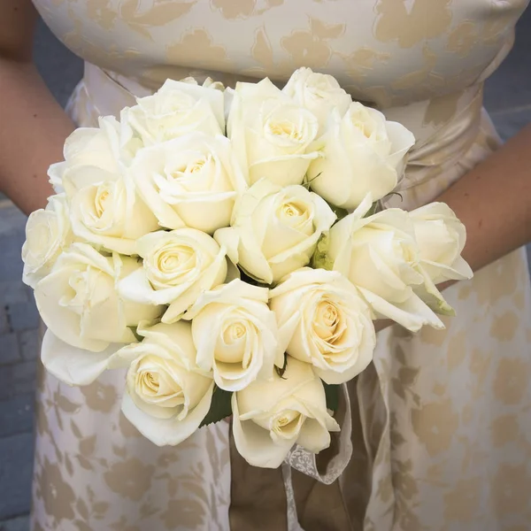 결혼식의 신부 손에 장미 화이트 부케 — 스톡 사진
