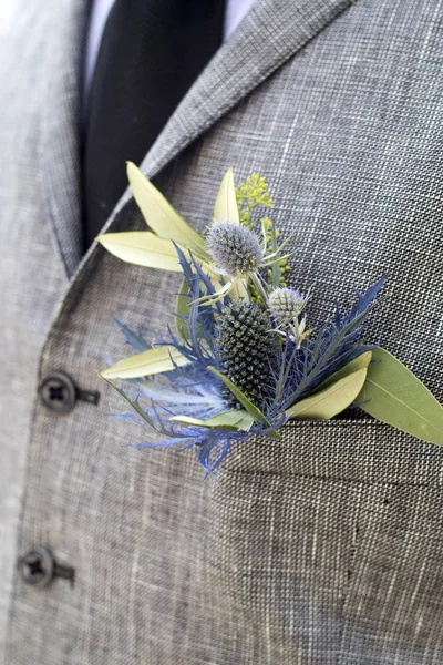 Boutonniere v kapse oblek ženicha eukalypty a Eryngium — Stock fotografie