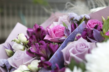 Beyaz ve mavi kasımpatı ve dekoratif tahıllar ile bir gelin düğün buket.