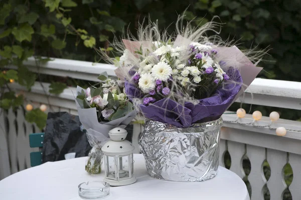 Ein Brautstrauß Mit Weißen Und Blauen Chrysanthemen Und Dekorativem Getreide — Stockfoto