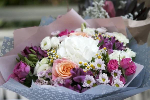 Bukiet Ślubny Panny Młodej Biało Niebieskie Chryzantemy Dekoracyjne Zbóż — Zdjęcie stockowe