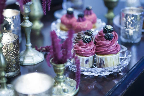 Cupcakes Rosa Com Amoras Pretas Uma Chapa — Fotografia de Stock
