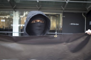 Londra, İngiltere - 15 Eylül 2018, Anti protesto Londra Moda Haftası sırasında kürk. kukuIeta blindfolded yüzü olan adam