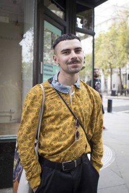 London, Büyük Britanya - 14 Eylül 2018: Londra Moda Haftası sırasında sokakta insanlar