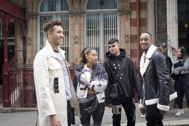 London, Büyük Britanya - 14 Eylül 2018: Londra Moda Haftası sırasında sokakta insanlar