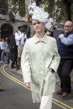 London, Büyük Britanya - 14 Eylül 2018: Londra Moda Haftası sırasında sokakta insanlar. Kadın şapka ve beyaz cloack