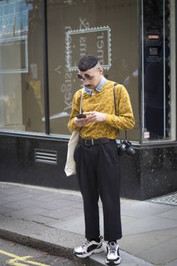 London, Büyük Britanya - 14 Eylül 2018: Londra Moda Haftası sırasında sokakta insanlar