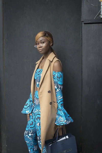ロンドン イギリス 2018 ロンドン ファッション ウィーク中に路上での人々 印刷とベージュのベストの青いズボンのスーツの黒人女性 — ストック写真