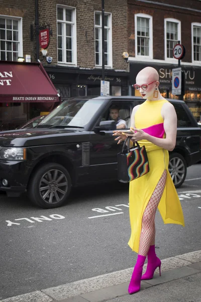 London, Büyük Britanya - 14 Eylül 2018: Londra Moda Haftası sırasında sokakta insanlar