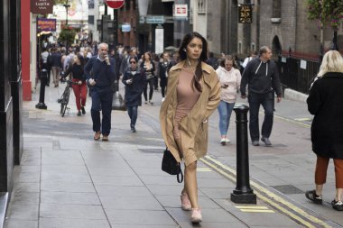 Londra, İngiltere - 11 Eylül 2018 insanlar saatinde sokakta yürürken