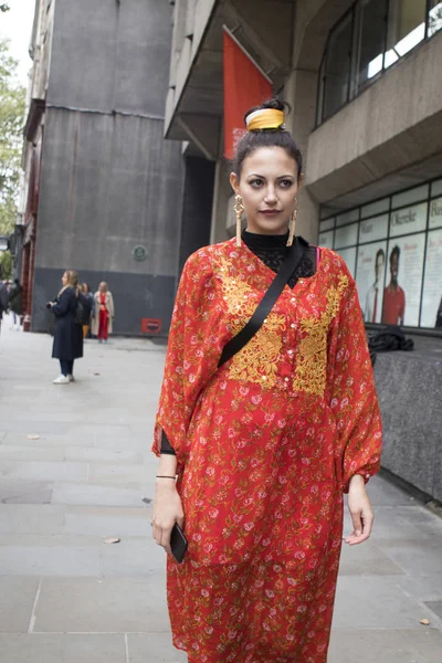 London, Büyük Britanya - 14 Eylül 2018: Londra Moda Haftası sırasında sokakta insanlar. Kızılderili elbiseli kız