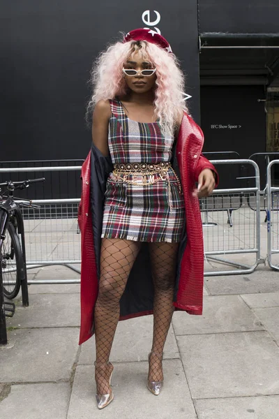 ロンドン イギリス 2018 ロンドン ファッション ウィーク中に路上での人々 市松模様の短いドレス 赤い革製レインコート かかと 純のパンストで — ストック写真
