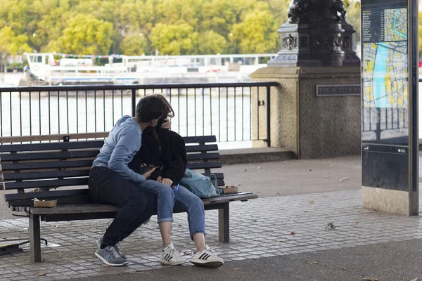 ロンドン イギリス 2018 日カップル テムズ川の堤防のベンチのキス — ストック写真