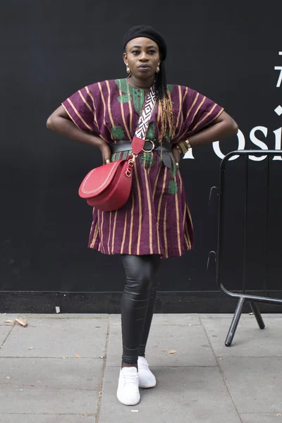 ロンドン イギリス 2018 ロンドン ファッション ウィーク中に路上での人々 アフリカの赤いドレスの女の子 — ストック写真