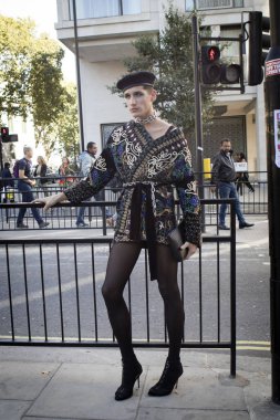 Londra, İngiltere - 14 Eylül 2018: Londra Moda Haftası sırasında sokakta insanlar. Drag queen karanlık blazer ve bere