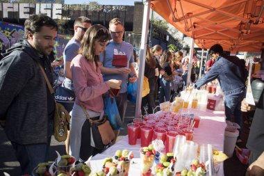 Londra, İngiltere - 22 Temmuz 2018: İnsanların suyu ve Brick lane yüzlü satın