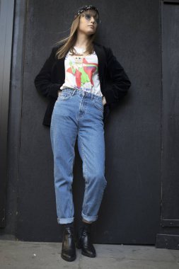 Londra, İngiltere - 14 Eylül 2018: Londra Moda Haftası sırasında sokakta insanlar. Mavi Jeans, kız beyaz tişört ve faux kürk bir kat. 80'ler stili