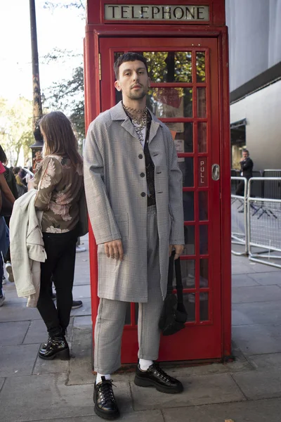 2018年9月14日 人们在街上的伦敦时装周 一个穿着灰色格子大衣和长裤的男人 靠近一个红色电话亭 — 图库照片