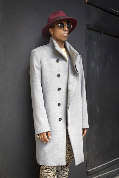 ロンドン イギリス 2018 ロンドン ファッション ウィーク中に路上での人々 グレーのコートとバーガンディの帽子と黒の壁の近くの暗い防護眼鏡ポーズで男 — ストック写真