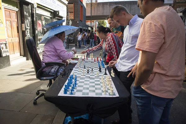 Londres Reino Unido Julho 2018 Homem Jogando Xadrez Com Transeuntes — Fotografia de Stock