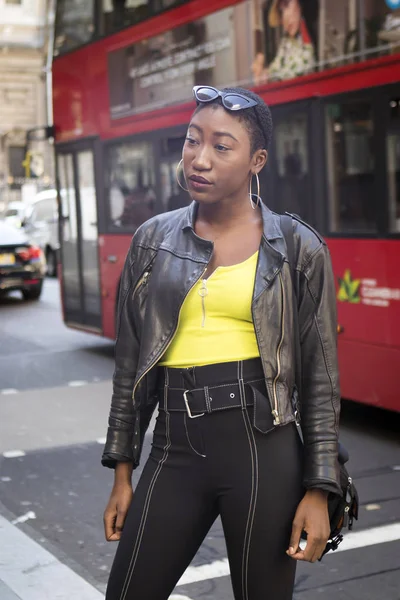 ロンドン イギリス 2018 ロンドン ファッション ウィーク中に路上での人々 黒革のジャケットと黄色の シャツに短い髪の女の子 — ストック写真