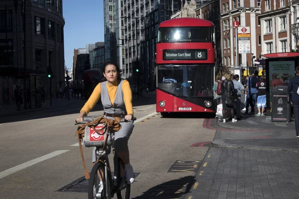 London Verenigd Koninkrijk September 2018 Meisje Een Gele Trui Rijdt — Stockfoto