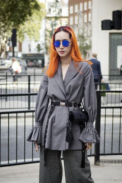 2018年9月14日 人们在街上的伦敦时装周 长头发的红发女孩在蓝色镜子太阳镜在灰色羊毛衫 — 图库照片