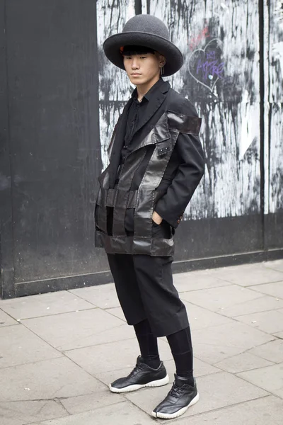 ロンドン イギリス 2018 ロンドン ファッション ウィーク中に路上での人々 高いつば広の帽子の若い男 — ストック写真